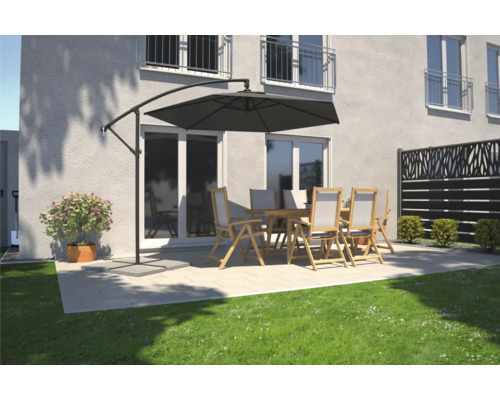 Terasa cu umbrelă excentrică, masă de grădină și scaune de grădină în fața unei case