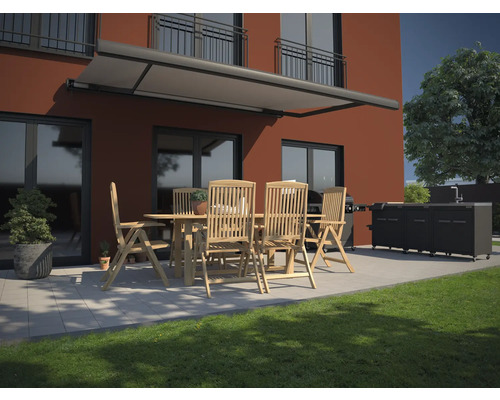 Terasa cu copertină, masă de grădină, scaune și bucătărie de grătar în fața unei case