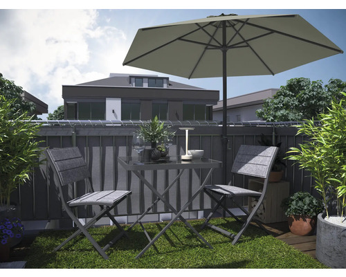 Scenă de balcon cu masă de grădină, două scaune și umbrelă de soare