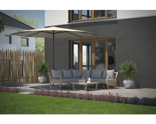 Spațiu exterior cu mobilier de grădină, umbrelă de soare și gard de bambus