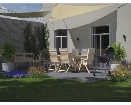 Exterior cu masă de grădină, scaune, grătar și pânză de umbrire