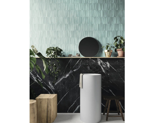 Baie cu lavoar tip coloană, faianță cu aspect de marmură și faianță de perete alungită, de culoare deschisă