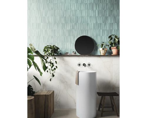 Baie cu faianță, lavoar așezat și scaune din lemn