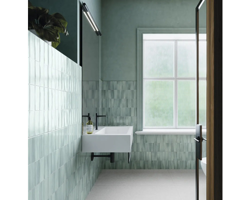 Baie cu chiuvetă, faianță și fereastră