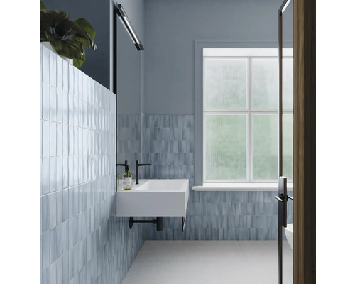 Baie luminoasă cu chiuvetă, oglindă și faianță