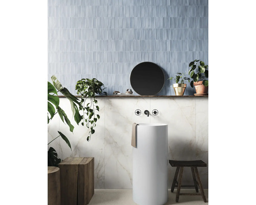 Baie modernă cu lavoar așezat pe blat, faianță și elemente din lemn pentru un ambient stilat