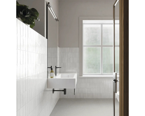 Baie luminoasă cu lavoar aplicat, armături negre și faianță albă