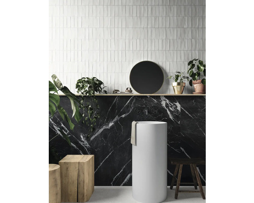 Baie modernă cu lavoar independent, perete de marmură și faianță albă