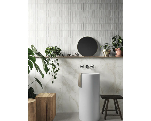 Baie cu faianță albă, lavoar așezat pe blat și detalii din lemn pentru o atmosferă luminoasă și modernă.