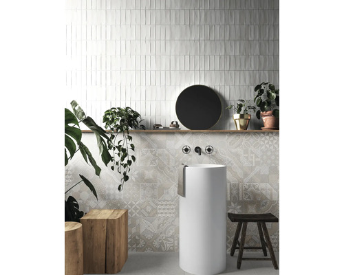 Baie cu lavoar așezat pe blat, oglindă, plante și faianță