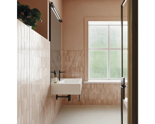 Baie modernă cu lavoar, oglindă și faianță