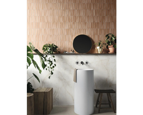 Baie cu plăci de perete verticale, lavoar așezat, oglindă rotundă și elemente din lemn pentru un ambient luminos și modern.