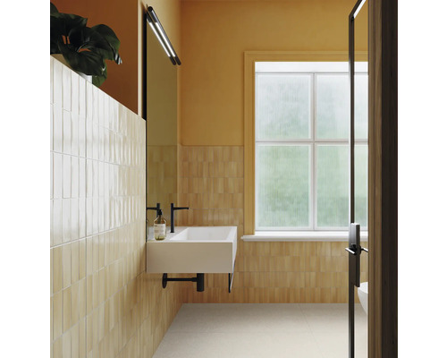 Baie modernă cu lavoar, robinet, oglindă și faianță