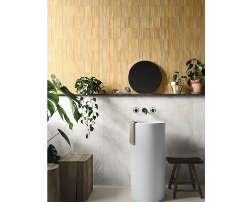 Baie cu faianță galbenă și albă, oglindă rotundă și lavoar de blat