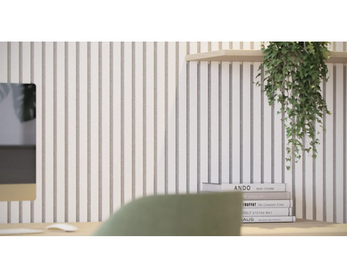 Scenă cu panouri acustice pe perete, stivă de cărți și plantă de interior