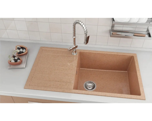 Chiuvetă cu picurător și robinet într-o bucătărie modernă