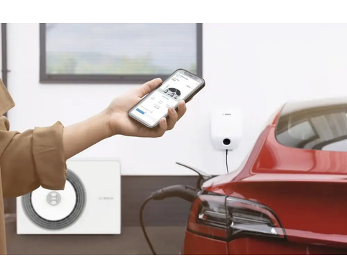 Mașină electrică încărcată cu stație de încărcare, control prin aplicația de pe smartphone