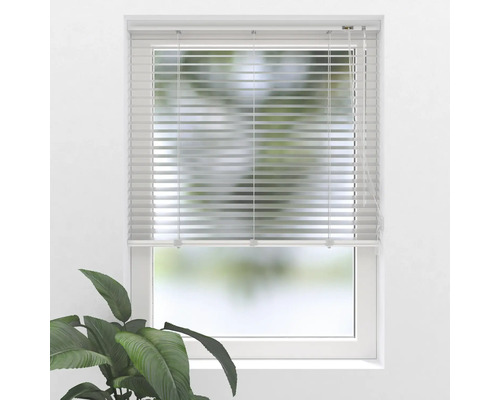 Fereastră cu jaluzele orizontale pentru controlul luminii