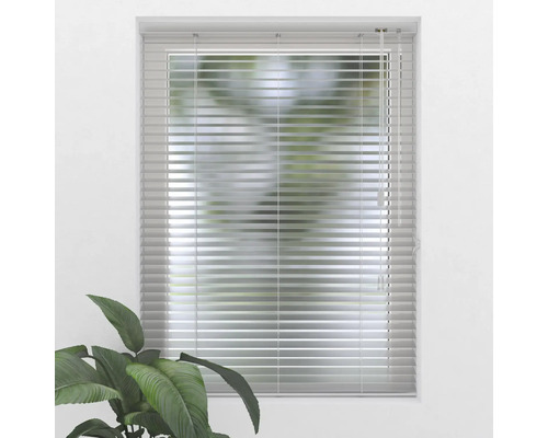Jaluzea interioară pe fereastră pentru reglarea luminii și intimitate