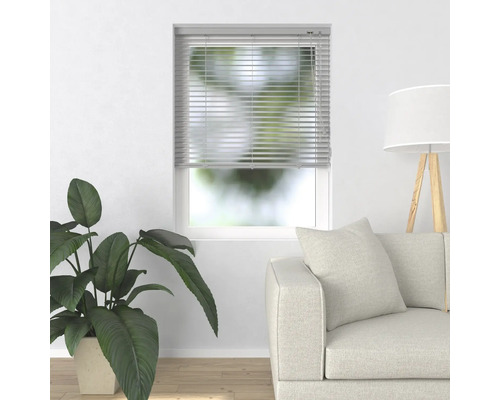 Interior cu fereastră și jaluzea instalată pentru umbrire