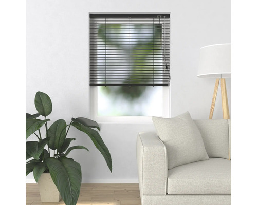 Fereastră cu jaluzele într-o cameră de zi luminoasă.