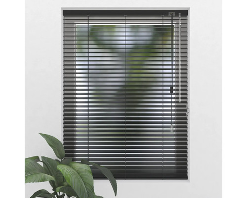 Fereastră cu jaluzele negre pentru controlul luminii