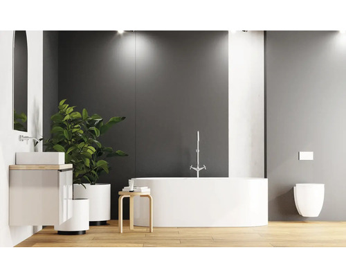 Baie cu cadă, chiuvetă, oglindă și toaletă într-un design modern și luminos