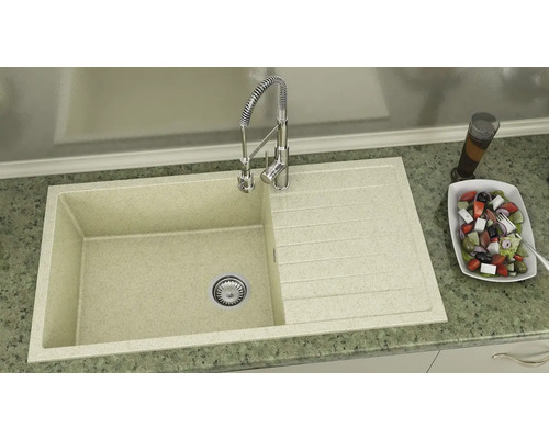 Chiuvetă cu picurător și baterie pe un blat de bucătărie