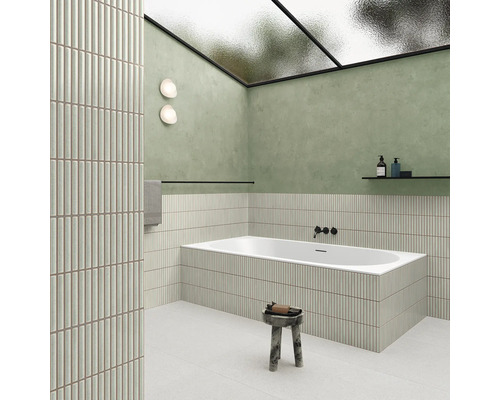 Baie cu cadă, taburet și faianță