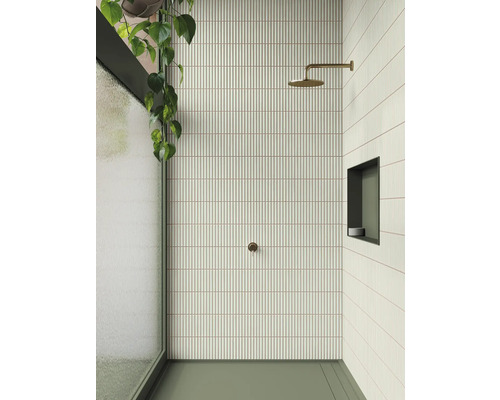 Baie modernă cu duș, plăci de perete verticale și spațiu de depozitare încorporat