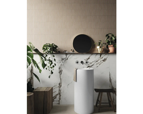 Baie luminoasă cu lavoar tip coloană, oglindă și plante pe un raft în fața unui perete din plăci ceramice cu aspect de lemn