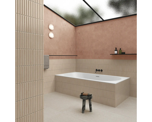 Baie modernă cu cadă, taburet și plăci de faianță texturate.