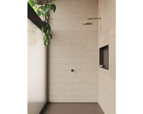 Cabină de duș walk-in cu plăci de perete canelate, cap de duș și compartiment de depozitare