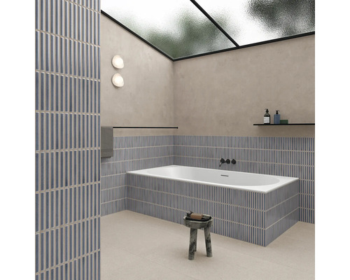 Baie modernă cu cadă și faianță verticală