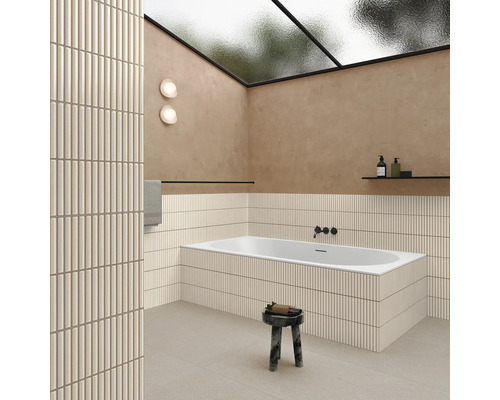 Baie cu cadă, faianță de perete, fereastră de mansardă și raft