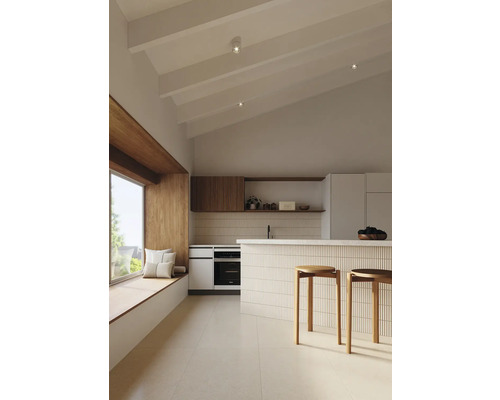 Bucătărie luminoasă cu insulă de gătit, scaune de bar și fereastră mare