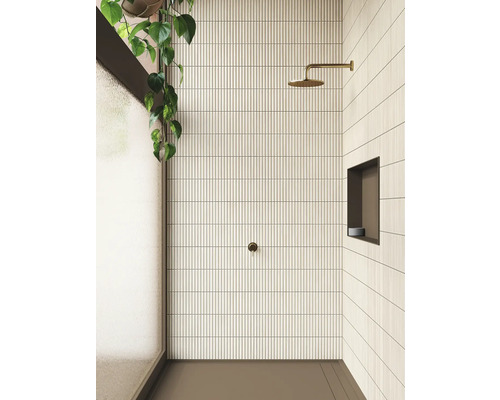 Baie cu faianță verticală deschisă la culoare, cap de duș și nișă în perete.