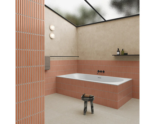 Baie luminoasă cu cadă, taburet și faianță