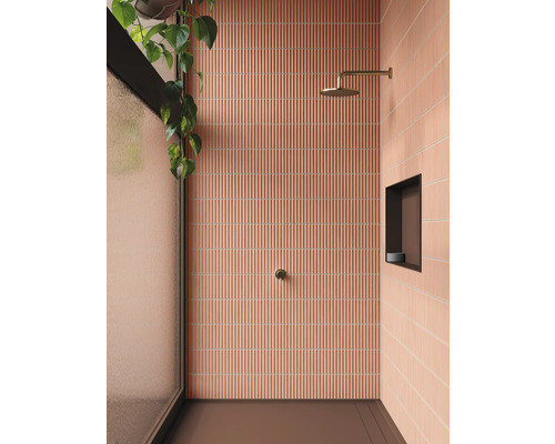 Baie placată cu duș și raft integrat