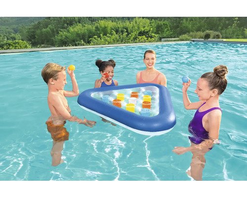 Scenă în piscină cu o familie care folosește o insulă gonflabilă pentru băuturi.