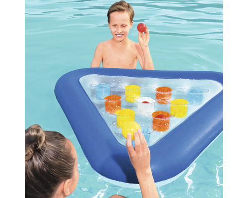 Copii se joacă cu o masă de joc gonflabilă în piscină cu un joc de aruncat mingea