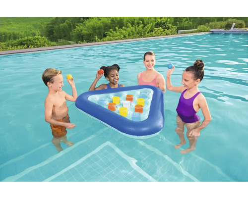 Scenă cu familie și suport triunghiular gonflabil pentru băuturi în piscină