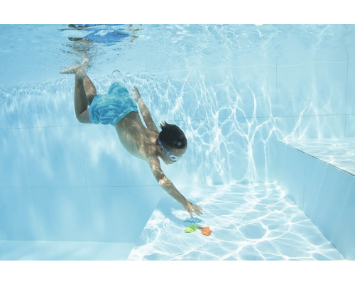 Băiat scufundându-se după jucării în piscină