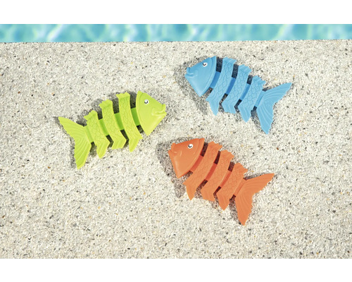 Trei oase colorate de pește ca decorațiuni la marginea piscinei