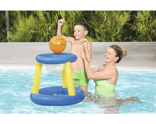 Coș de baschet gonflabil în piscină cu copil și adult
