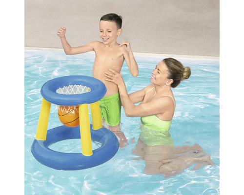 Mamă și copil se joacă cu un coș de baschet gonflabil în piscină