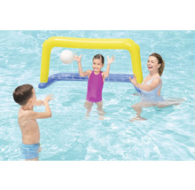 Scenă cu copii și o femeie jucându-se într-o piscină cu o poartă gonflabilă de polo pe apă.