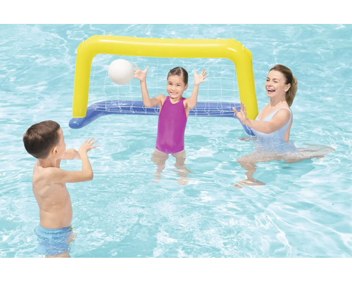 Scenă cu copii și o femeie jucându-se într-o piscină cu o poartă gonflabilă de polo pe apă.