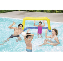 Familie joacă polo pe apă cu o poartă gonflabilă în piscină