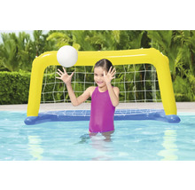 Fată jucând cu poartă de polo pe apă gonflabilă în piscină